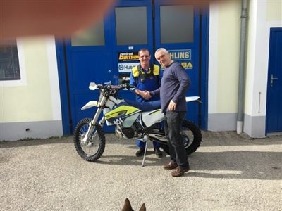 Mr. Erzberg mit seinem neuen Arbeitsgerät Mr. Erzberg mit seinem neuen Arbeitsgerät