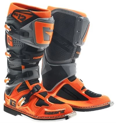 Scorpion Helme und Gaerne Stiefel Bild 1: Scorpion Helme und Gaerne Stiefel
