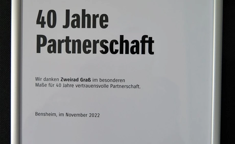 Würdigung für 40 Jahre Suzuki Partnerschaft Bild 2: Würdigung für 40 Jahre Suzuki Partnerschaft