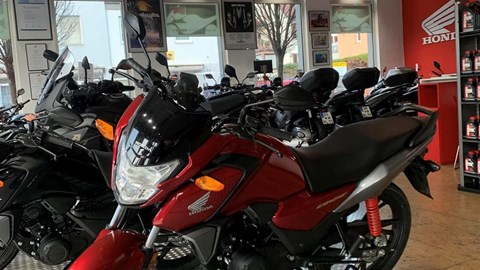 Honda CB125F in rot und schwarz verfügbar  