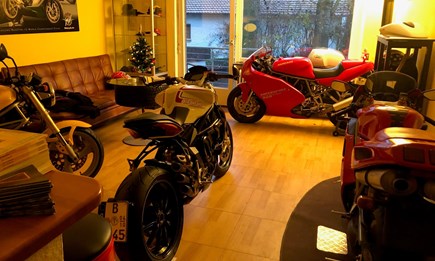 Das ATT- Fantic-Moto Morini-Mash Team wünscht euch allen eine frohe Weihnachtszeit. 