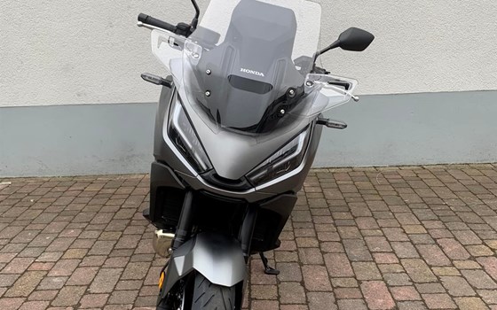 Honda NT1100 Schaltgetriebe in verfügbar in schwarz und grau  - Bild 2