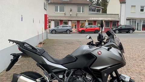 Honda NT1100 Schaltgetriebe in verfügbar in schwarz und grau 