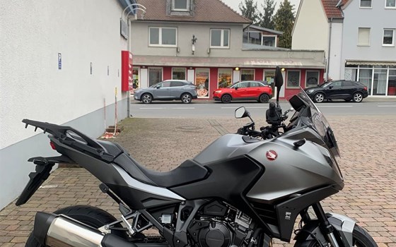 Honda NT1100 Schaltgetriebe in verfügbar in schwarz und grau  - Bild 1