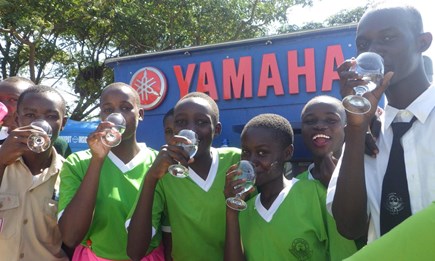 Ein Wasseraufbereitungssystem von Yamaha Motor, das den Menschen in den Schwellenländern ein neues Leben ermöglicht 