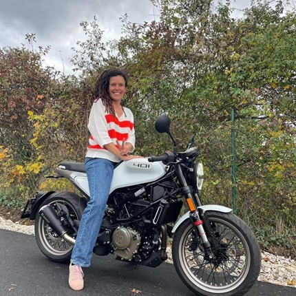 Motorradfahren hebt Grenzen auf. Mensch und Maschine, Natur und Technik, alles wird eins.   
Brigitte wird im schönen Kärntnerland diesen Motorradleitspruch testen. Mit der Husqvarna 401 Vitpilen hat sie das dazugehör ... Weiter >>