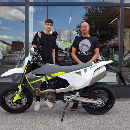 Roll out einer Husqvarna 701 Supermoto! 
Es freut uns, dass wir an Rudolf eine Husqvarna 701 Supermoto übergeben dürfen. Wir bedanken uns für das entgegengebrachte V ... Weiter >>
