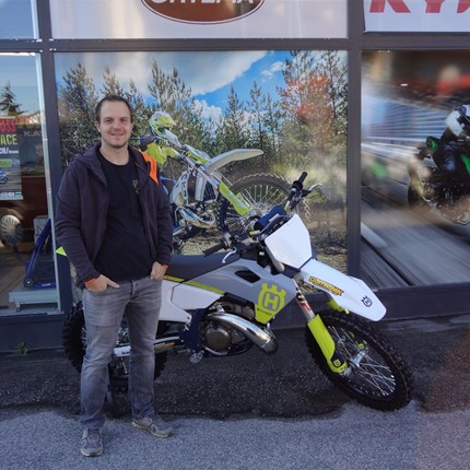 Übergabe der ersten  Husqvarna TC 250/2023 
Es freut uns, dass wir an Dominik unsere erste brandneue Husqvarna TC 250 der Modellreihe 2023 übergeben dürfen! Wir wünsche ... Weiter >>