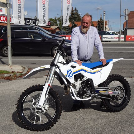 Husqvarna FC 350 Heritage übergeben! 
Es freut uns dass wir an Josef eine Husqvarna FC 350 Heritage, Modell 2023 übergeben dürfen! Wir bedanken uns für das entgeg ... Weiter >>