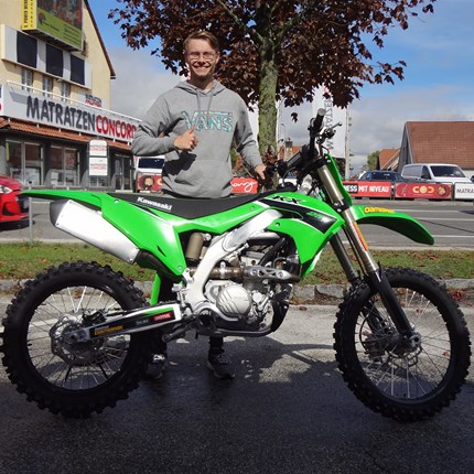 Tausche 2-Takter gegen 4-Takter!! 
Nikolas hat sein 2-Takt Bike zur Seite gestellt und hat sich eine neue Kawasaki KX 250 Der Modellreihe 2023 abgeholt! Wir wü ... Weiter >>
