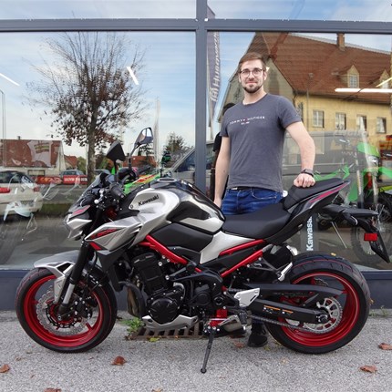  Manchmal braucht es eine ganze Tankfüllung, um klar denken zu können.    
Stefan kann diesen Spruch in die Tat umsetzen! Mit seiner neuen Kawasaki Z 900 hat er das richtige Bike dazu! Wir wünschen v ... Weiter >>
