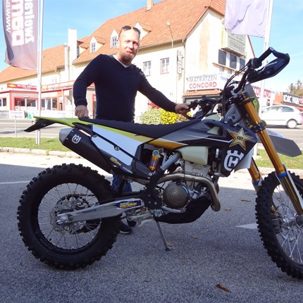Husqvarna FE 350 der Extraklasse!! 
Karl-Heinz hat seine neue Husqvarna FE 350 selbst konfiguriert. Das Ergebnis kann sich sehen lassen! Wir wünschen mit den se ... Weiter >>