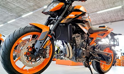 ... die neue 890 DUKE GP...