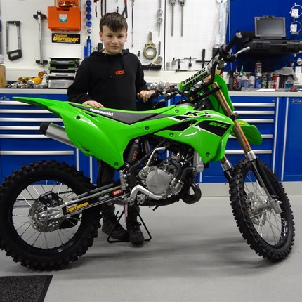 Ein neues Bike für einen jungen MX-Athleten 
Es freut uns ganz besonders, dass wir an Stefan eine neue Kawasaki KX 85, Modell 2023 übergeben dürfen. Mit motorsportlichen ... Weiter >>