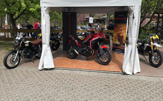 Fantic Caballero 700 Scrambler & SC Project Auspuff  Moto Morini X-Cape Sowie Senkung der Liefernebenkosten bei Mash! - Bild 14