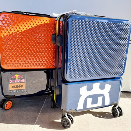 ... praktischer Urlaubsbegleiter... 
... egal ob eine Geschäftsreise, ein Party-Wochenende oder ein Wellness-Trip zu zweit.
Mit den praktischen Koffern von KTM  ... Weiter >>