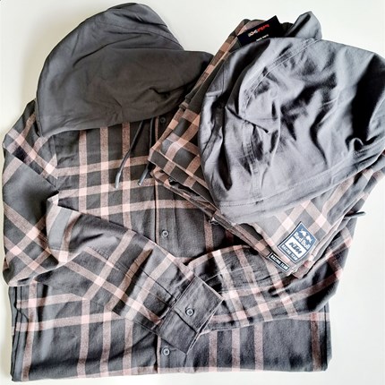 ... voll im Trend... 
... sind die neuen Flanellhemden der SHRED COLLECTION!
Total stylisch mit Kapuze und in den Trendfarben der Collection...
 ... Weiter >>