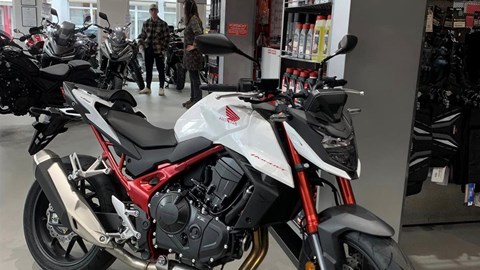 Hornet 750 in Pearl Glare White 