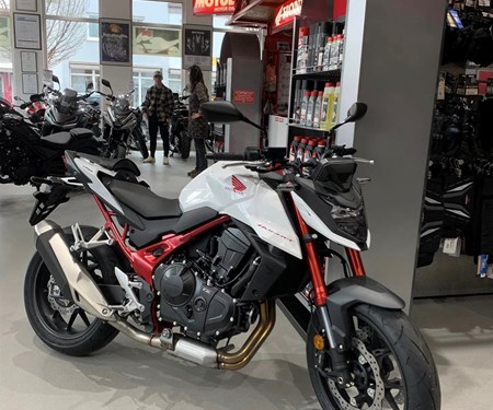 Hornet 750 in Pearl Glare White 