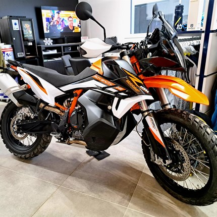 ... neu eingetroffen... 
... ein neues BIKE ist bei uns eingetroffen...
Die 890 Adventure R besticht durch ihre Farbe und ihr Design!!
Komm vorbei  ... Weiter >>