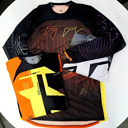 Crosser aufgepasst!!! 
Die neuen Shirts von KTM lassen jedes Crosser Herz höher schlagen...
In diversen Größen und Designs überzeugen die Shirts u ... Weiter >>