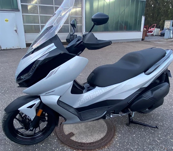 Der tolle 350er Maxi Scooter von Zontes 350E
350E ... Der tolle Maxi Scooter von Zontes mit 27 Kw
Nur noch 1 Fahrzeug verfügbar
Komfortabler und eleganter Maxi-Scooter. Mit toller Ausstat ...