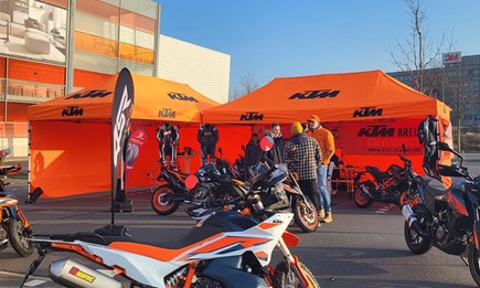 "KTM Breuer on Tour" bei Möbel Höffner 