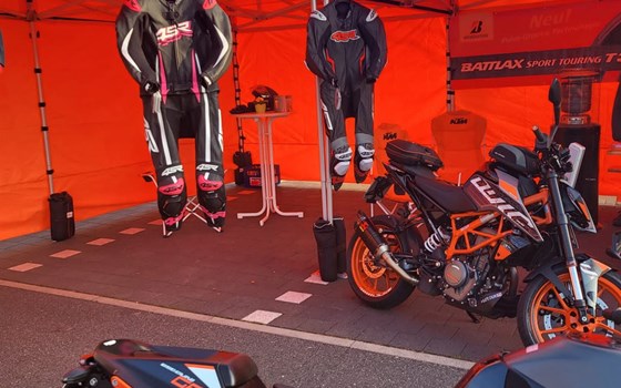 "KTM Breuer on Tour" bei Möbel Höffner  - Bild 3