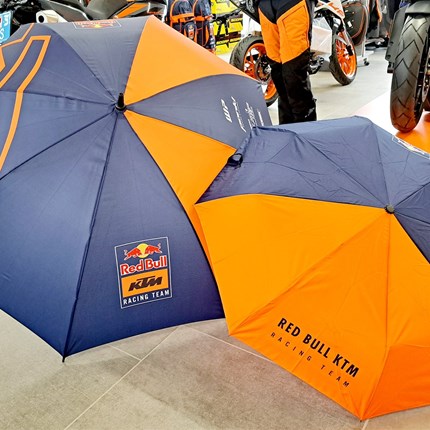 ... für regnerische Tage... 
... hat KTM die perfekten Begleiter...
Egal ob der kleine "Knirps" oder der große Regenschirm, ihr seid gewappnet wenn es r ... Weiter >>