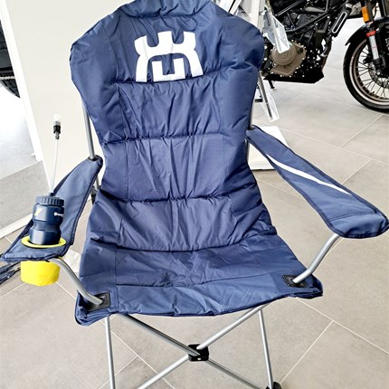 ... er ist wieder da... 
Der TEAM PADDOCK CHAIR ist ein bequemer, stylischer und gemütlicher Begleiter auf Rennen, zum Campen oder einfach um Zuhause ... Weiter >>