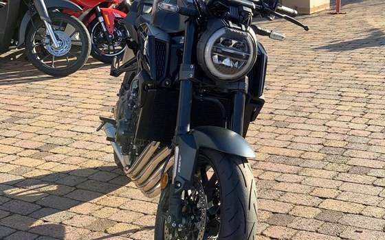 CB650R Modell 2023 in MATT GUNPOWDER BLACK METALLIC  - Bild 2