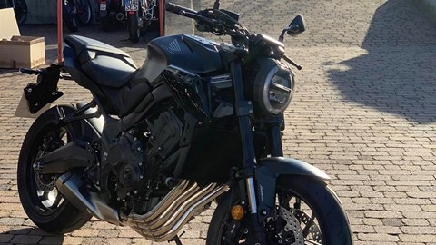 CB650R Modell 2023 in MATT GUNPOWDER BLACK METALLIC 