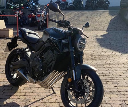 CB650R Modell 2023 in MATT GUNPOWDER BLACK METALLIC 