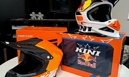 ... wieder schöne, neue Helme...