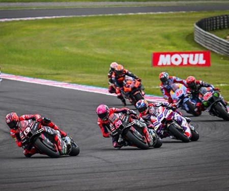 THE RAIN PUTS THE BRAKES ON APRILIA’S AMBITIONS