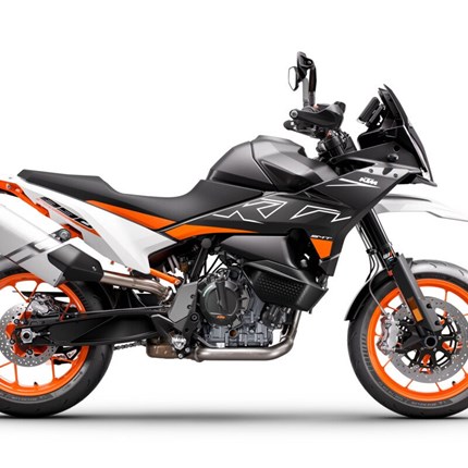 Die neue KTM 890 SMT ist da 
Schärfer, schlanker, sportlicher. Eine Kombination aus Touring, unschlagbarer Asphalt-Performance sowie Supermoto-Erbe, ergä ... Weiter >>