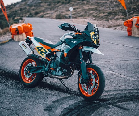 DIE NEUE KTM 890 SM T 