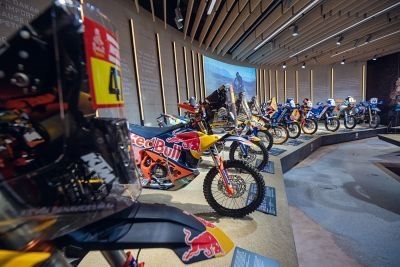 KTM MOTOHALL ANUNCIA UNA EXPOSICIÓN MUY ESPECIAL DE "LEYENDAS DEL DAKAR" Ninguna otra carrera del mundo tiene un legado tan extenso de historias extraordinarias en algunos de los lugares más remotos  ... Continuar >>