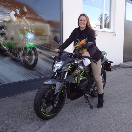 Es ist egal welches Bike du fährst, auf der Straße sind wir alle gleich! 
Es ist so weit, das lange Warten hat ein Ende und wir dürfen an Tamara ihre neue Kawasaki Z 125 übergeben. Wenn das Wetter e ... Weiter >>