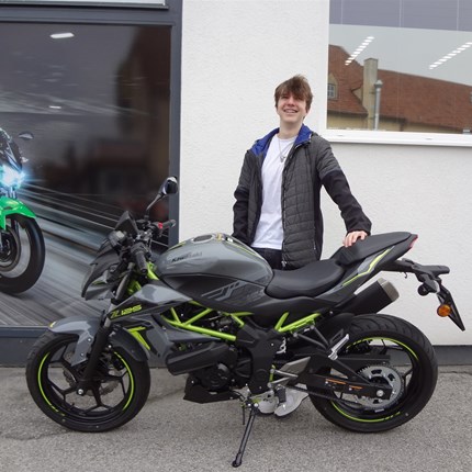  Bremsen ist die Umwandlung hochwertiger Geschwindigkeit in sinnlose Wärme.    
Ob sich diesen Spruch Timo zu Herzen nimmt? Wir wünschen mit der neuen Kawasaki Z 125 viel Spaß und viele tolle Ausfahrten!