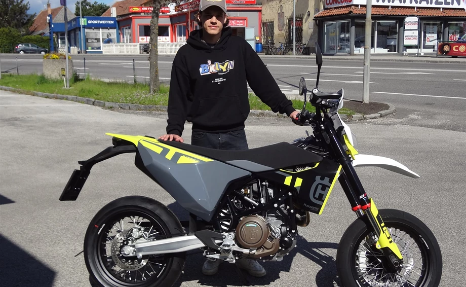 Motorradfahren ist mehr als nur ein Glücksgefühl. Es löst etwas in mir aus, das ich nicht in Worte fassen kann.   Bild 2: Motorradfahren ist mehr als nur ein Glücksgefühl. Es löst etwas in mir aus, das ich nicht in Worte fassen kann.