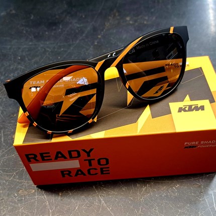 ... ein cooles Accessoire! 
Für die schönen Sonnentage haben wir natürlich noch ein cooles Accessoire!
Die stylischen Sonnenbrillen sind ein echter Hin ... Weiter >>