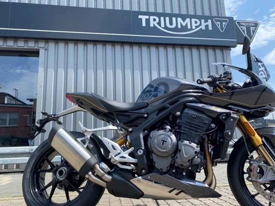 007 Bond Edition Speed Triple 1200 RR Bild 2: 007 Bond Edition Speed Triple 1200 RR