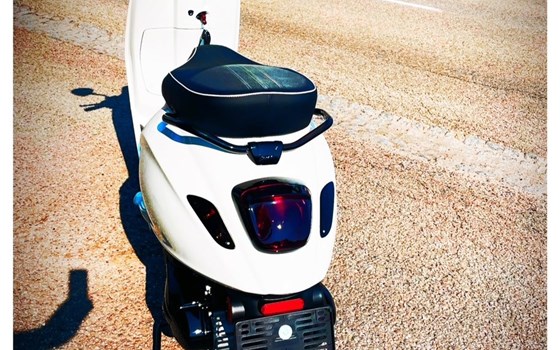 Customumbau Black&White Vespa Sprint 125 - Bild 2 Customumbau Black&White Vespa Sprint 125 - Bild 2