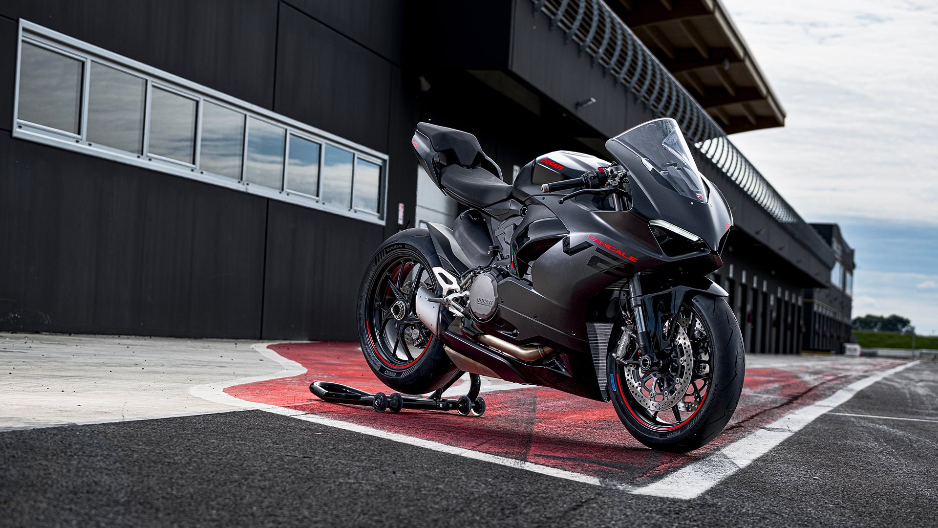 Ducati enthüllt den neuen Panigale V2 2024, ein echtes schwarzes