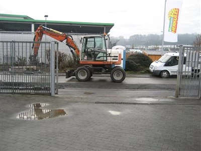 Honda Semmler - Einfahrt gesperrt ! Bild 1: Honda Semmler - Einfahrt gesperrt !