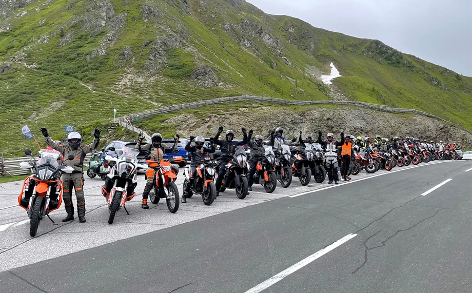 KTM/GASGAS Walzer "Ride out" färbte die Nockalmstraße orange! Bild 1: KTM/GASGAS Walzer "Ride out" färbte die Nockalmstraße orange!