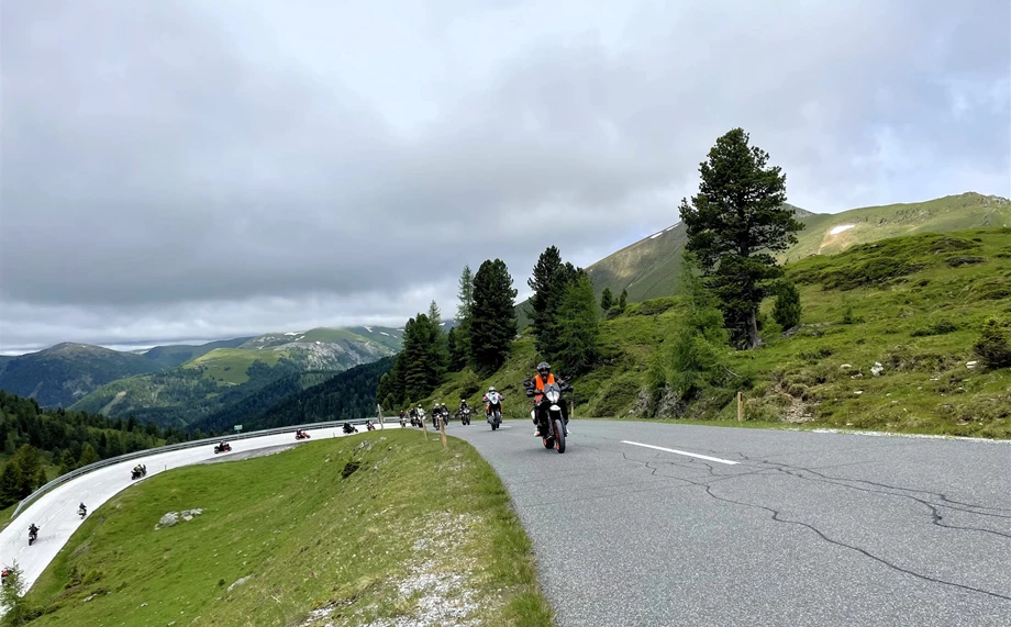 KTM/GASGAS Walzer "Ride out" färbte die Nockalmstraße orange! Bild 14: KTM/GASGAS Walzer "Ride out" färbte die Nockalmstraße orange!