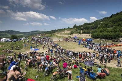 RED BULL ROMANIACS SERVICE - Bild 1