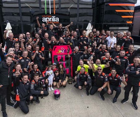 APRILIA GEWINNT IN SILVERSTONE! APRILIA GEWINNT IN SILVERSTONE!